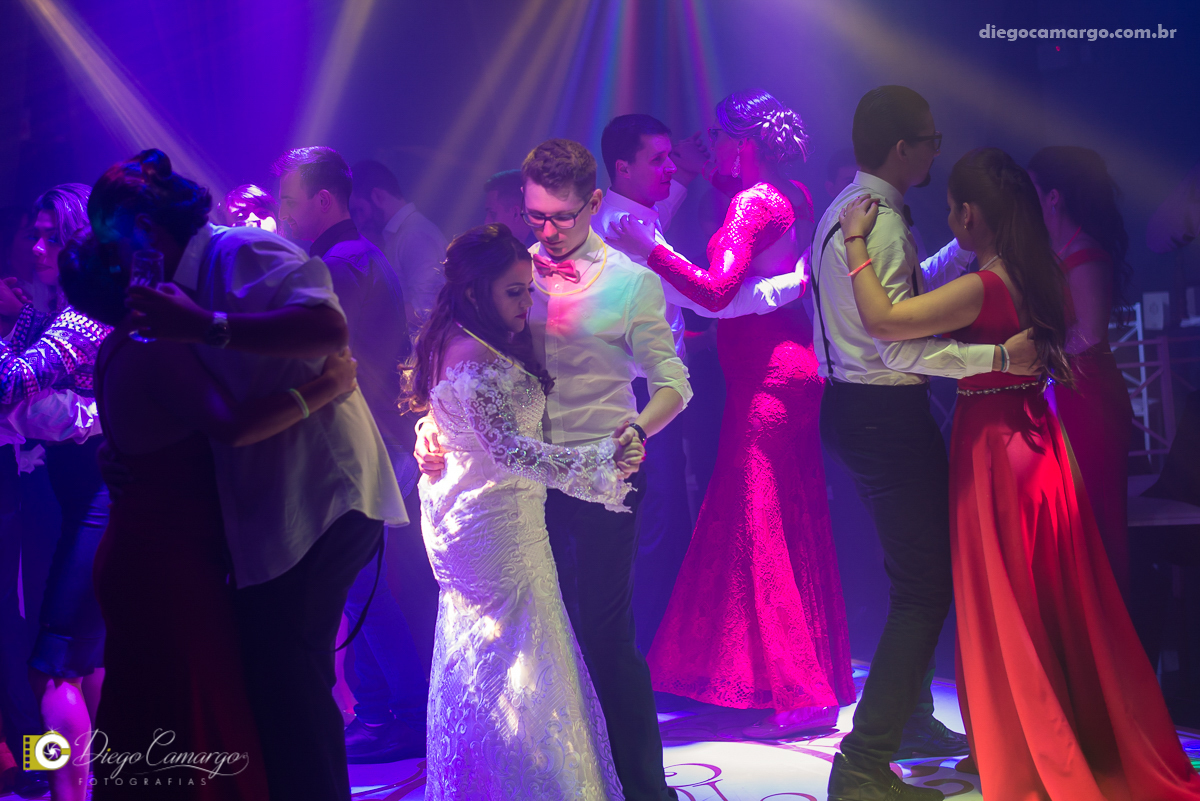 casamento, noivo, pai do noivo, terno, sapato, cinto, vestido, noiva, mae da noiva, brinco, anel, cabelo, maquiagem, salão de beleza, cabeleireiro, flor, buque, rosa, madrinha, ensaio, festa, fotografo, fotografia, caçador, musica, decoração, bolo