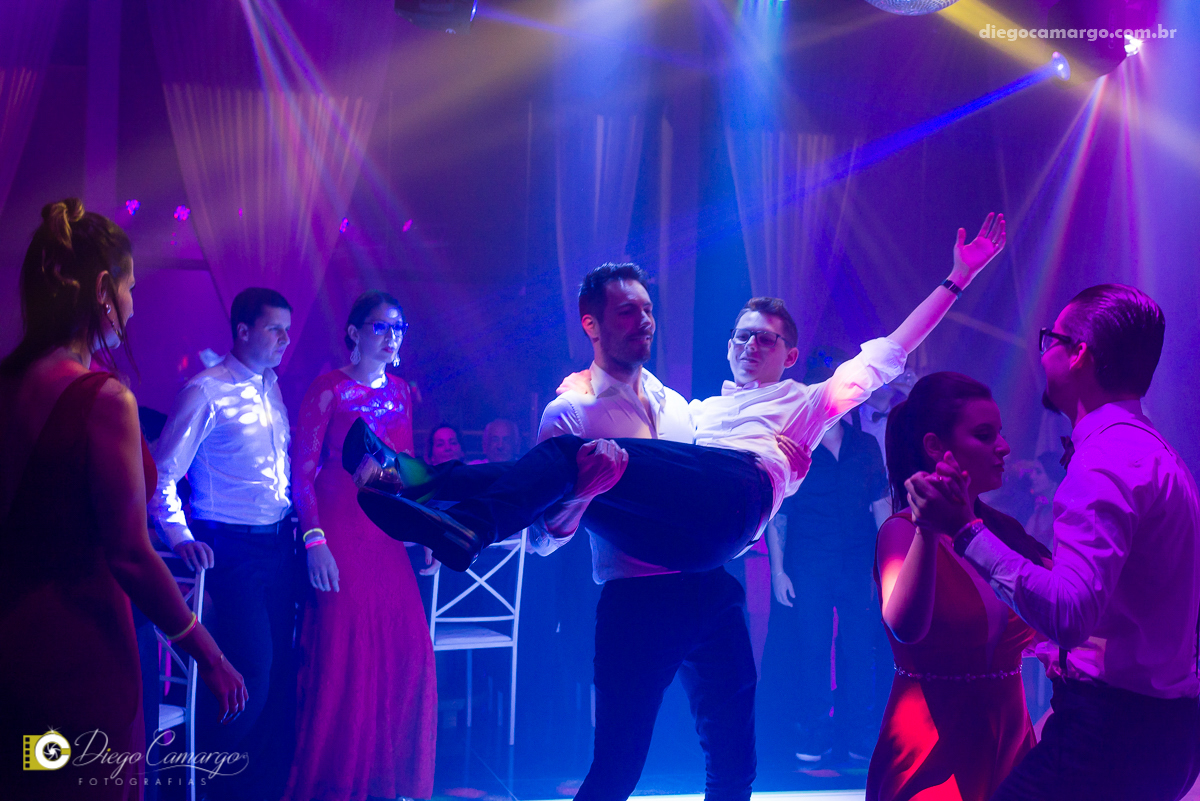 casamento, noivo, pai do noivo, terno, sapato, cinto, vestido, noiva, mae da noiva, brinco, anel, cabelo, maquiagem, salão de beleza, cabeleireiro, flor, buque, rosa, madrinha, ensaio, festa, fotografo, fotografia, caçador, musica, decoração, bolo