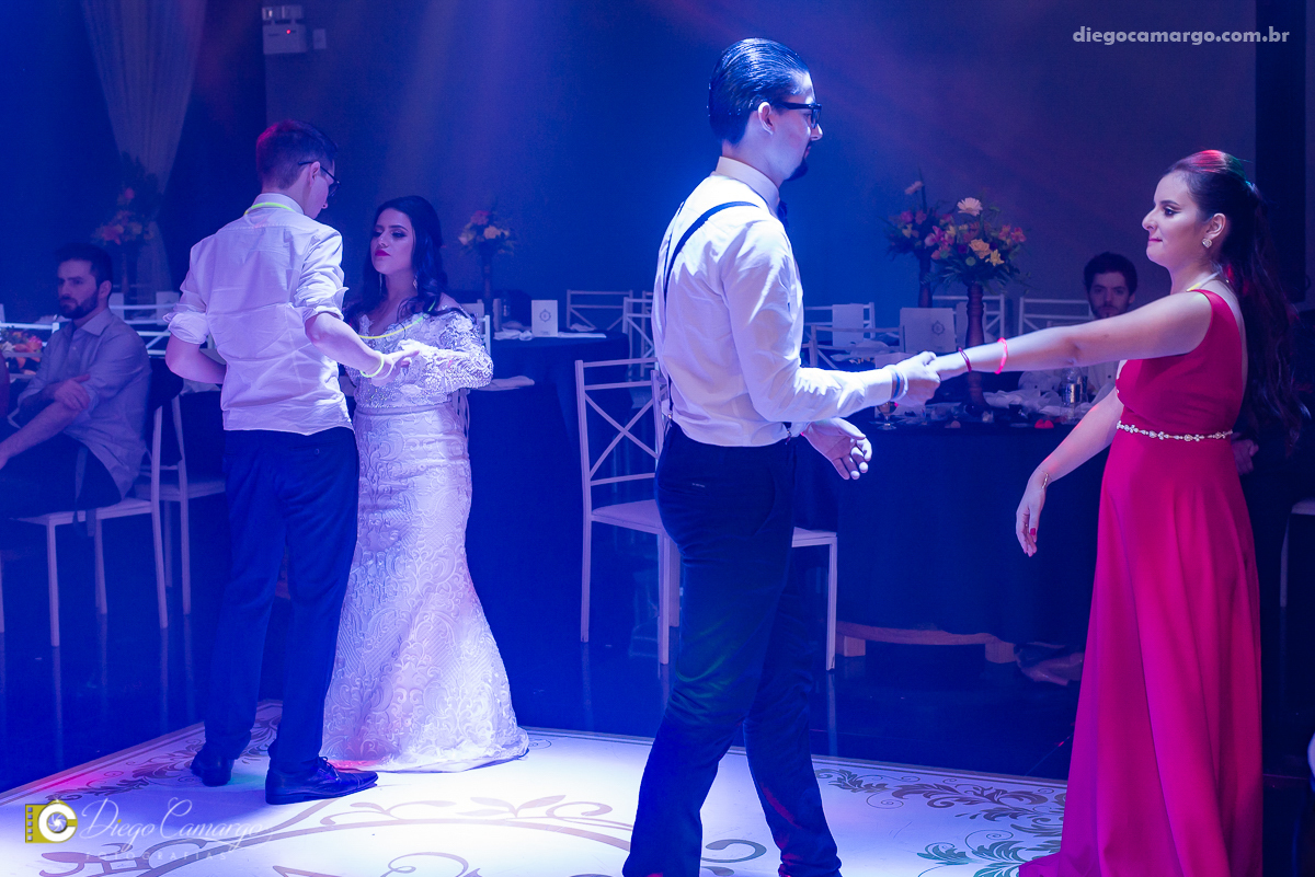 casamento, noivo, pai do noivo, terno, sapato, cinto, vestido, noiva, mae da noiva, brinco, anel, cabelo, maquiagem, salão de beleza, cabeleireiro, flor, buque, rosa, madrinha, ensaio, festa, fotografo, fotografia, caçador, musica, decoração, bolo