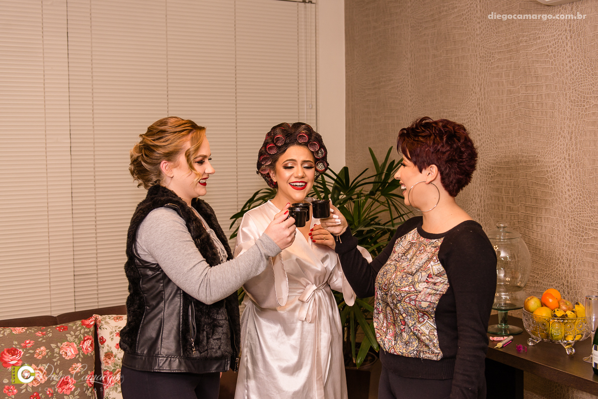 casamento, noivo, pai do noivo, terno, sapato, cinto, vestido, noiva, mae da noiva, brinco, anel, cabelo, maquiagem, salão de beleza, cabeleireiro, flor, buque, rosa, madrinha, ensaio, festa, fotografo, fotografia, caçador, musica, decoração, bolo