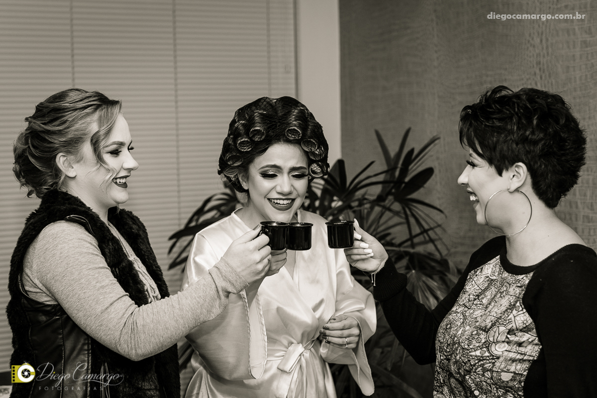 casamento, noivo, pai do noivo, terno, sapato, cinto, vestido, noiva, mae da noiva, brinco, anel, cabelo, maquiagem, salão de beleza, cabeleireiro, flor, buque, rosa, madrinha, ensaio, festa, fotografo, fotografia, caçador, musica, decoração, bolo