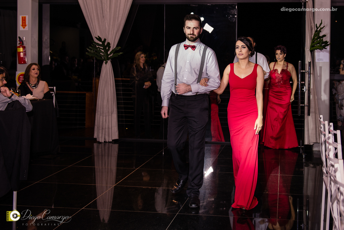 casamento, noivo, pai do noivo, terno, sapato, cinto, vestido, noiva, mae da noiva, brinco, anel, cabelo, maquiagem, salão de beleza, cabeleireiro, flor, buque, rosa, madrinha, ensaio, festa, fotografo, fotografia, caçador, musica, decoração, bolo