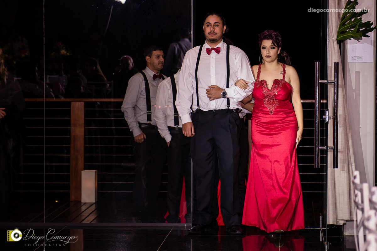 casamento, noivo, pai do noivo, terno, sapato, cinto, vestido, noiva, mae da noiva, brinco, anel, cabelo, maquiagem, salão de beleza, cabeleireiro, flor, buque, rosa, madrinha, ensaio, festa, fotografo, fotografia, caçador, musica, decoração, bolo