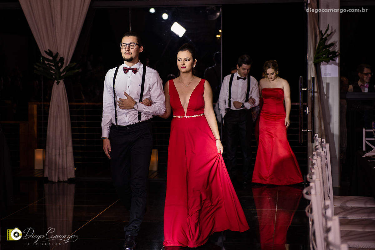 casamento, noivo, pai do noivo, terno, sapato, cinto, vestido, noiva, mae da noiva, brinco, anel, cabelo, maquiagem, salão de beleza, cabeleireiro, flor, buque, rosa, madrinha, ensaio, festa, fotografo, fotografia, caçador, musica, decoração, bolo