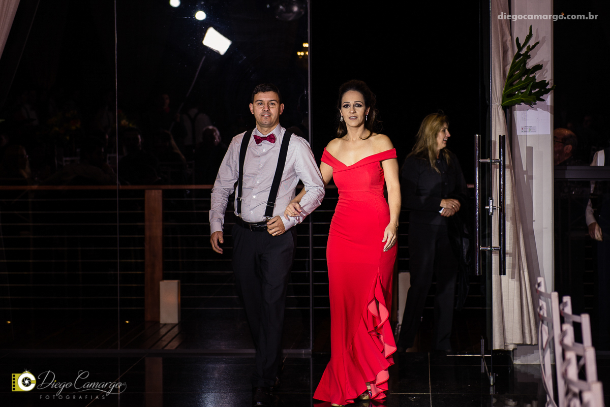 casamento, noivo, pai do noivo, terno, sapato, cinto, vestido, noiva, mae da noiva, brinco, anel, cabelo, maquiagem, salão de beleza, cabeleireiro, flor, buque, rosa, madrinha, ensaio, festa, fotografo, fotografia, caçador, musica, decoração, bolo