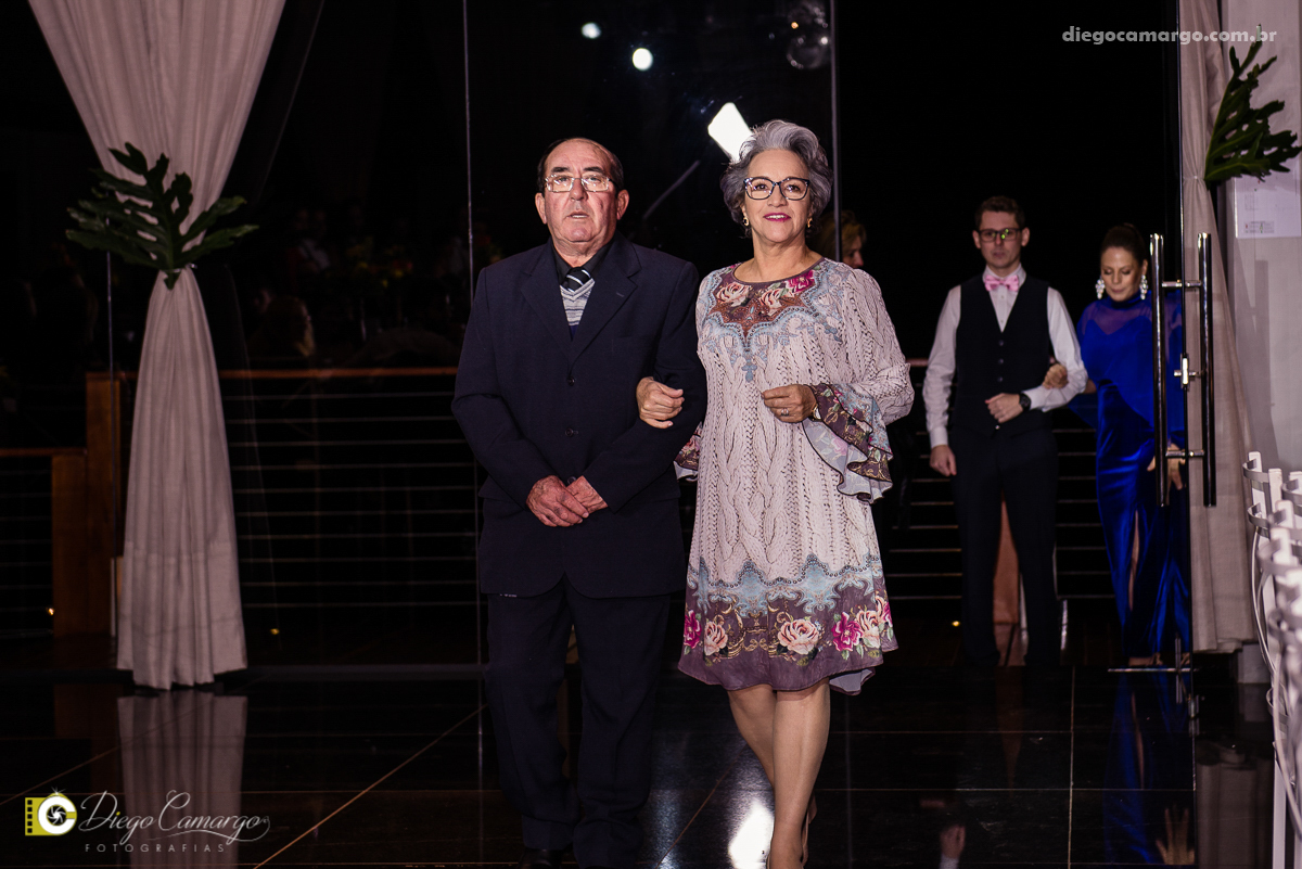 casamento, noivo, pai do noivo, terno, sapato, cinto, vestido, noiva, mae da noiva, brinco, anel, cabelo, maquiagem, salão de beleza, cabeleireiro, flor, buque, rosa, madrinha, ensaio, festa, fotografo, fotografia, caçador, musica, decoração, bolo