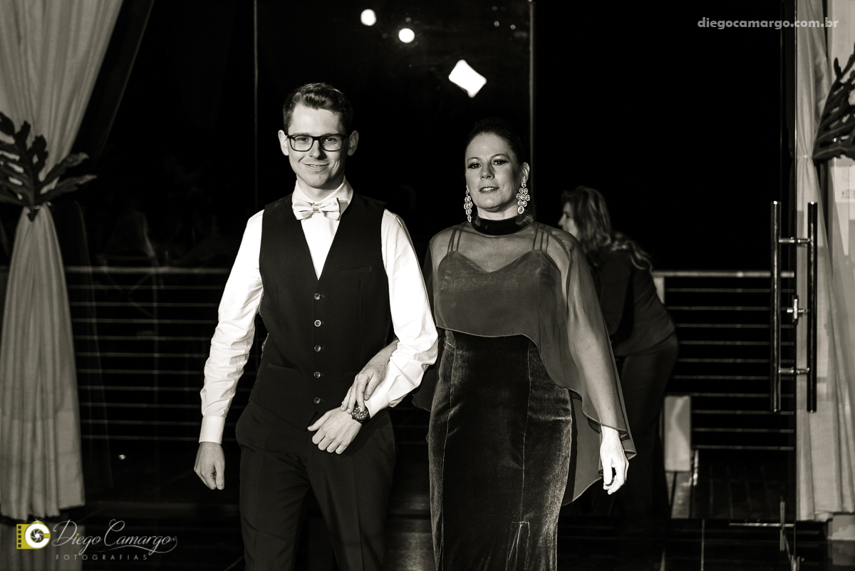 casamento, noivo, pai do noivo, terno, sapato, cinto, vestido, noiva, mae da noiva, brinco, anel, cabelo, maquiagem, salão de beleza, cabeleireiro, flor, buque, rosa, madrinha, ensaio, festa, fotografo, fotografia, caçador, musica, decoração, bolo