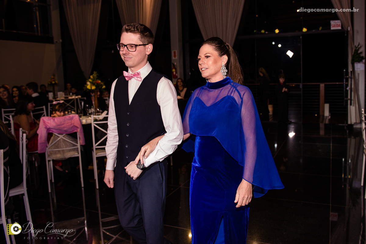 casamento, noivo, pai do noivo, terno, sapato, cinto, vestido, noiva, mae da noiva, brinco, anel, cabelo, maquiagem, salão de beleza, cabeleireiro, flor, buque, rosa, madrinha, ensaio, festa, fotografo, fotografia, caçador, musica, decoração, bolo