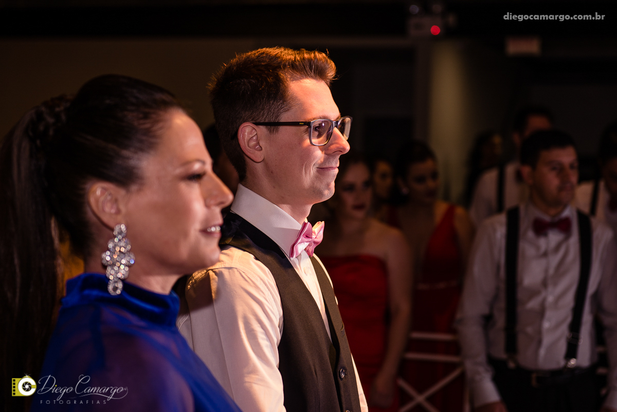 casamento, noivo, pai do noivo, terno, sapato, cinto, vestido, noiva, mae da noiva, brinco, anel, cabelo, maquiagem, salão de beleza, cabeleireiro, flor, buque, rosa, madrinha, ensaio, festa, fotografo, fotografia, caçador, musica, decoração, bolo