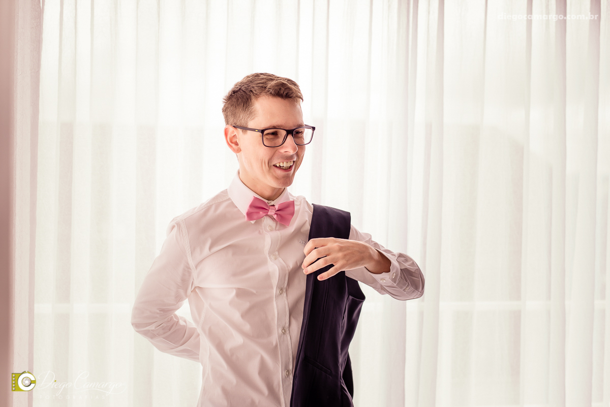 casamento, noivo, pai do noivo, terno, sapato, cinto, vestido, noiva, mae da noiva, brinco, anel, cabelo, maquiagem, salão de beleza, cabeleireiro, flor, buque, rosa, madrinha, ensaio, festa, fotografo, fotografia, caçador, musica, decoração, bolo