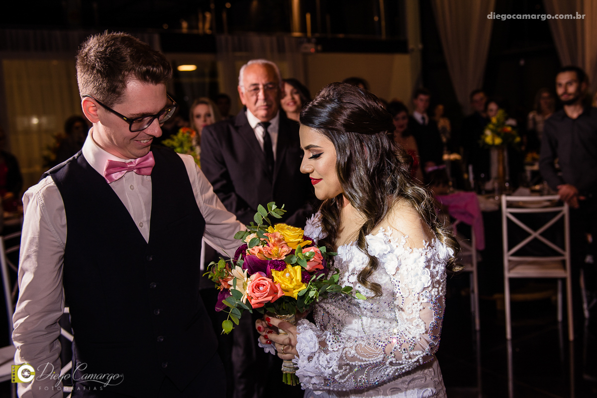 casamento, noivo, pai do noivo, terno, sapato, cinto, vestido, noiva, mae da noiva, brinco, anel, cabelo, maquiagem, salão de beleza, cabeleireiro, flor, buque, rosa, madrinha, ensaio, festa, fotografo, fotografia, caçador, musica, decoração, bolo