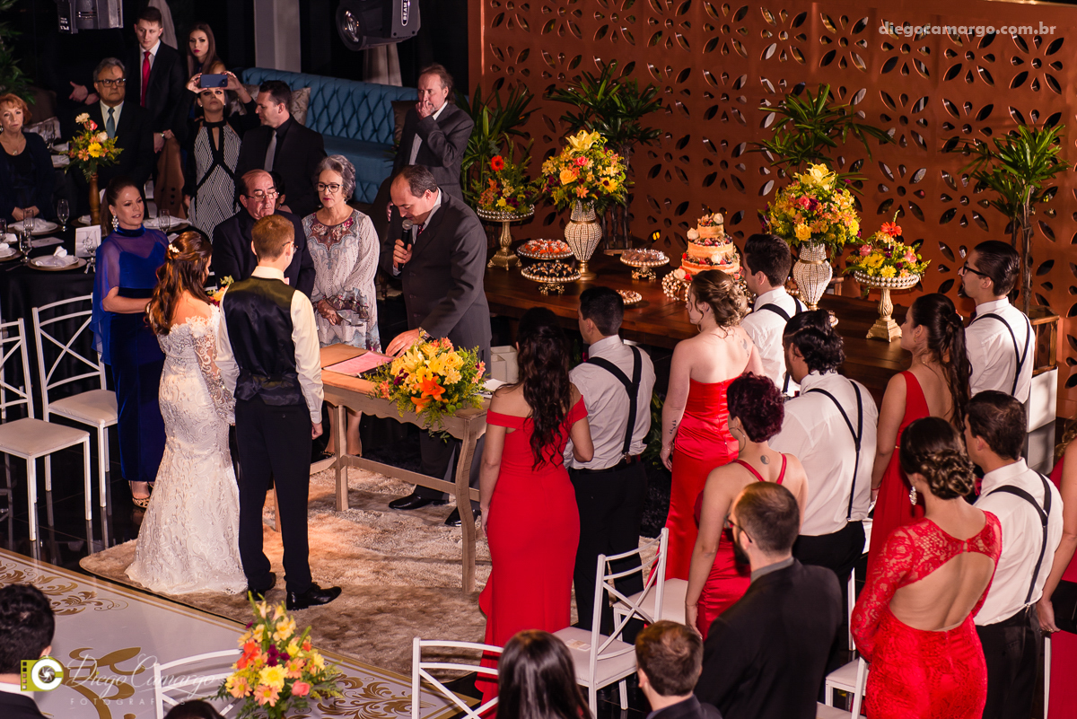 casamento, noivo, pai do noivo, terno, sapato, cinto, vestido, noiva, mae da noiva, brinco, anel, cabelo, maquiagem, salão de beleza, cabeleireiro, flor, buque, rosa, madrinha, ensaio, festa, fotografo, fotografia, caçador, musica, decoração, bolo