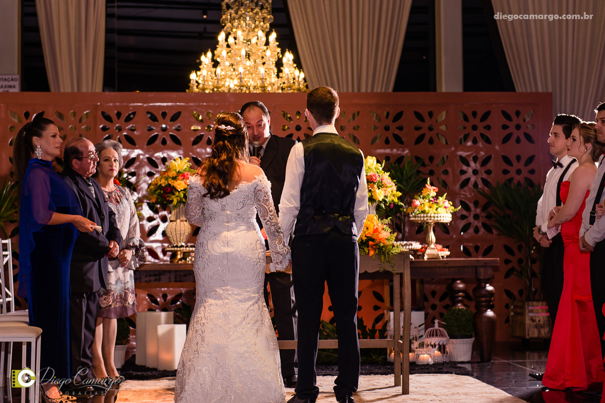 casamento, noivo, pai do noivo, terno, sapato, cinto, vestido, noiva, mae da noiva, brinco, anel, cabelo, maquiagem, salão de beleza, cabeleireiro, flor, buque, rosa, madrinha, ensaio, festa, fotografo, fotografia, caçador, musica, decoração, bolo