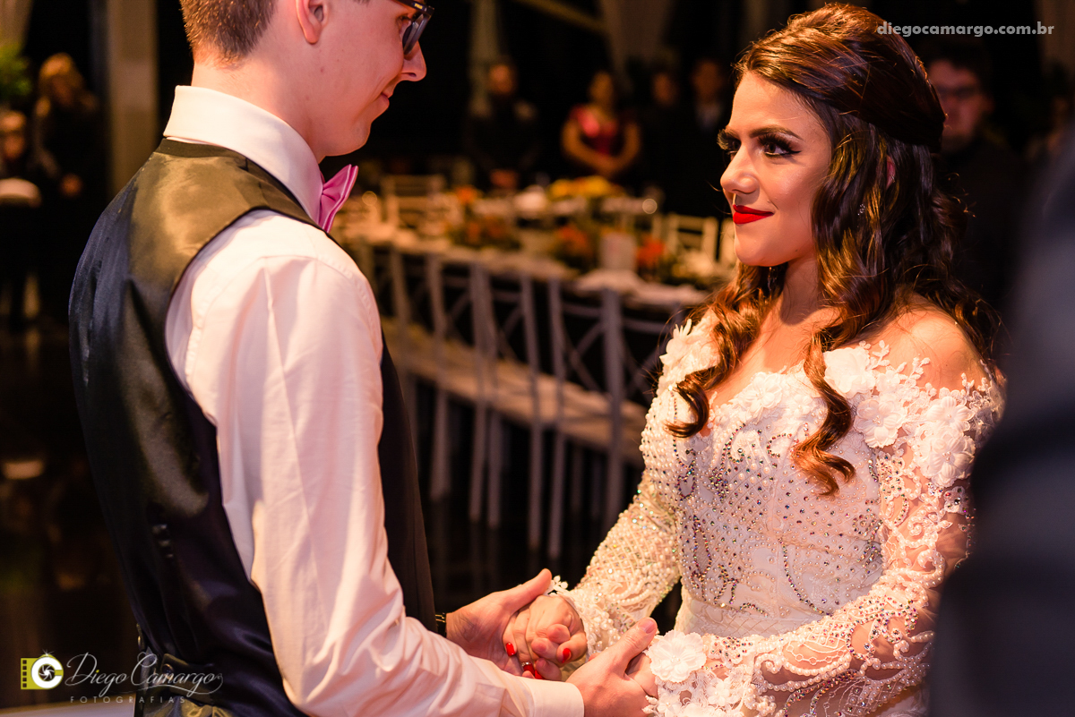 casamento, noivo, pai do noivo, terno, sapato, cinto, vestido, noiva, mae da noiva, brinco, anel, cabelo, maquiagem, salão de beleza, cabeleireiro, flor, buque, rosa, madrinha, ensaio, festa, fotografo, fotografia, caçador, musica, decoração, bolo