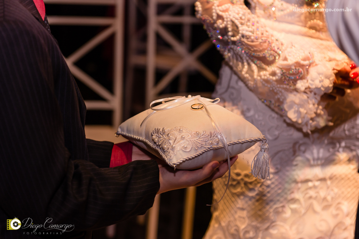 casamento, noivo, pai do noivo, terno, sapato, cinto, vestido, noiva, mae da noiva, brinco, anel, cabelo, maquiagem, salão de beleza, cabeleireiro, flor, buque, rosa, madrinha, ensaio, festa, fotografo, fotografia, caçador, musica, decoração, bolo