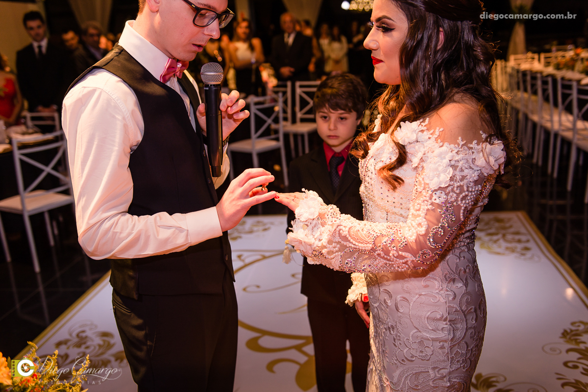 casamento, noivo, pai do noivo, terno, sapato, cinto, vestido, noiva, mae da noiva, brinco, anel, cabelo, maquiagem, salão de beleza, cabeleireiro, flor, buque, rosa, madrinha, ensaio, festa, fotografo, fotografia, caçador, musica, decoração, bolo
