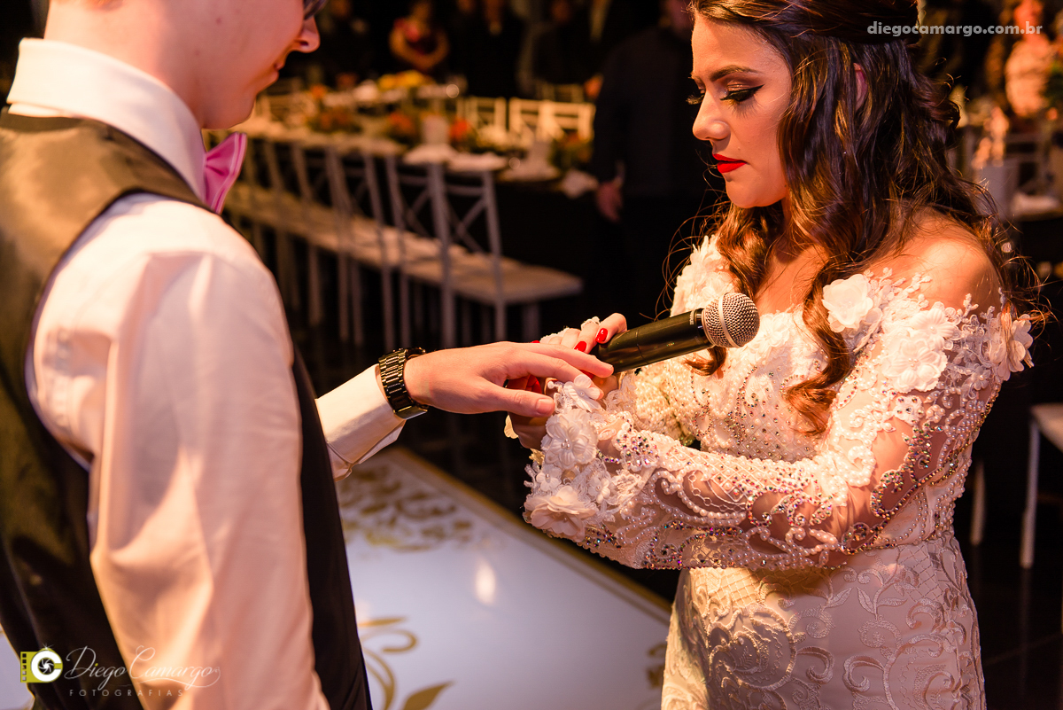 casamento, noivo, pai do noivo, terno, sapato, cinto, vestido, noiva, mae da noiva, brinco, anel, cabelo, maquiagem, salão de beleza, cabeleireiro, flor, buque, rosa, madrinha, ensaio, festa, fotografo, fotografia, caçador, musica, decoração, bolo