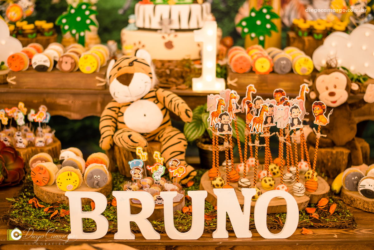 aniversário, bruno, espuleto, festa, decoração, caçador, selva, animais, floresta, brincadeira, bolo, docinhos, salgadinhos, 
