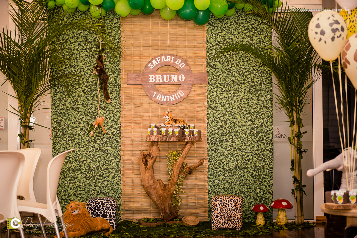 aniversário, bruno, espuleto, festa, decoração, caçador, selva, animais, floresta, brincadeira, bolo, docinhos, salgadinhos, 