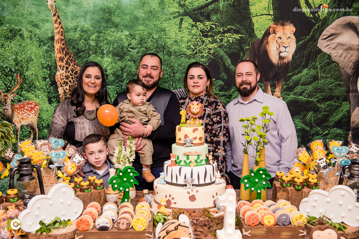 aniversário, bruno, espuleto, festa, decoração, caçador, selva, animais, floresta, brincadeira, bolo, docinhos, salgadinhos, 