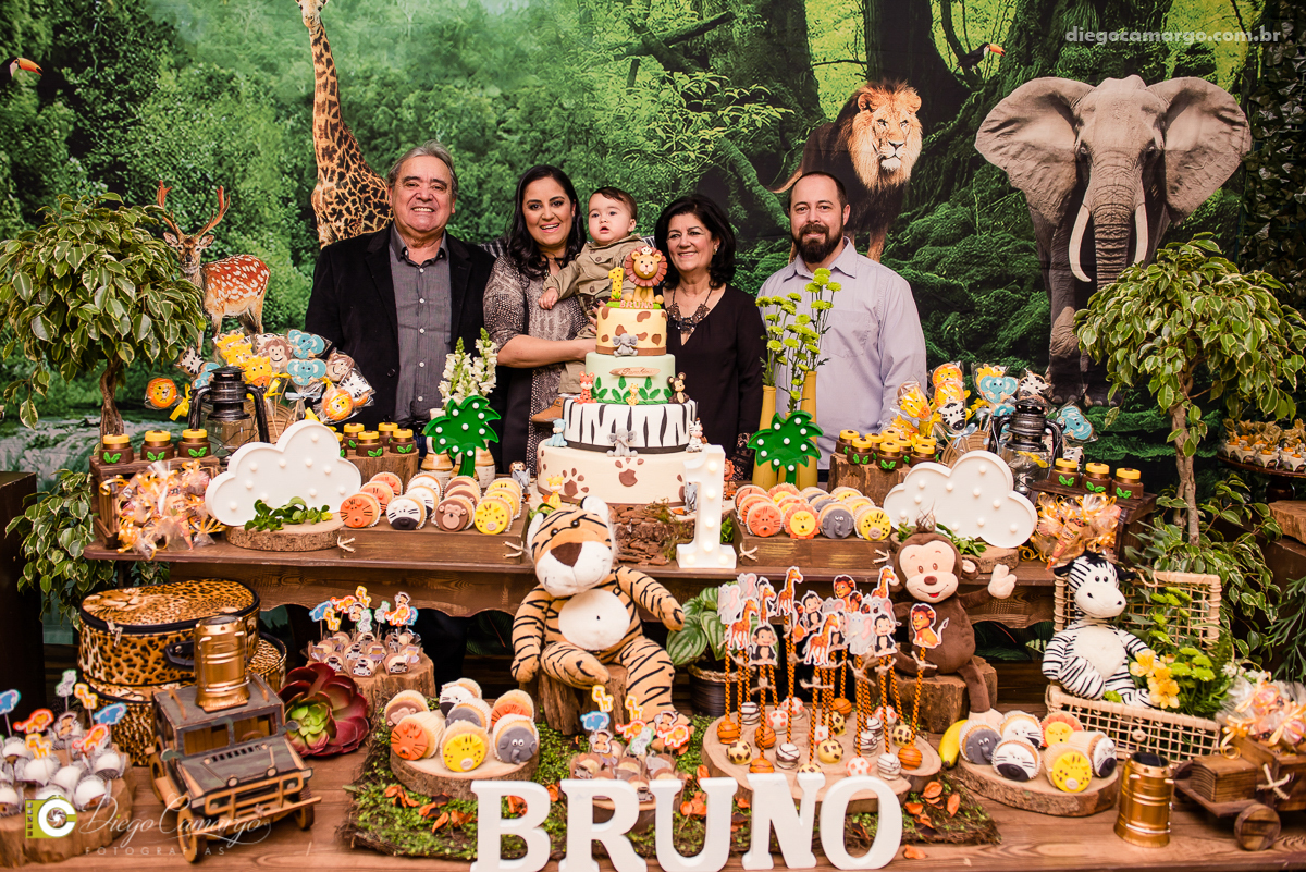 aniversário, bruno, espuleto, festa, decoração, caçador, selva, animais, floresta, brincadeira, bolo, docinhos, salgadinhos, 