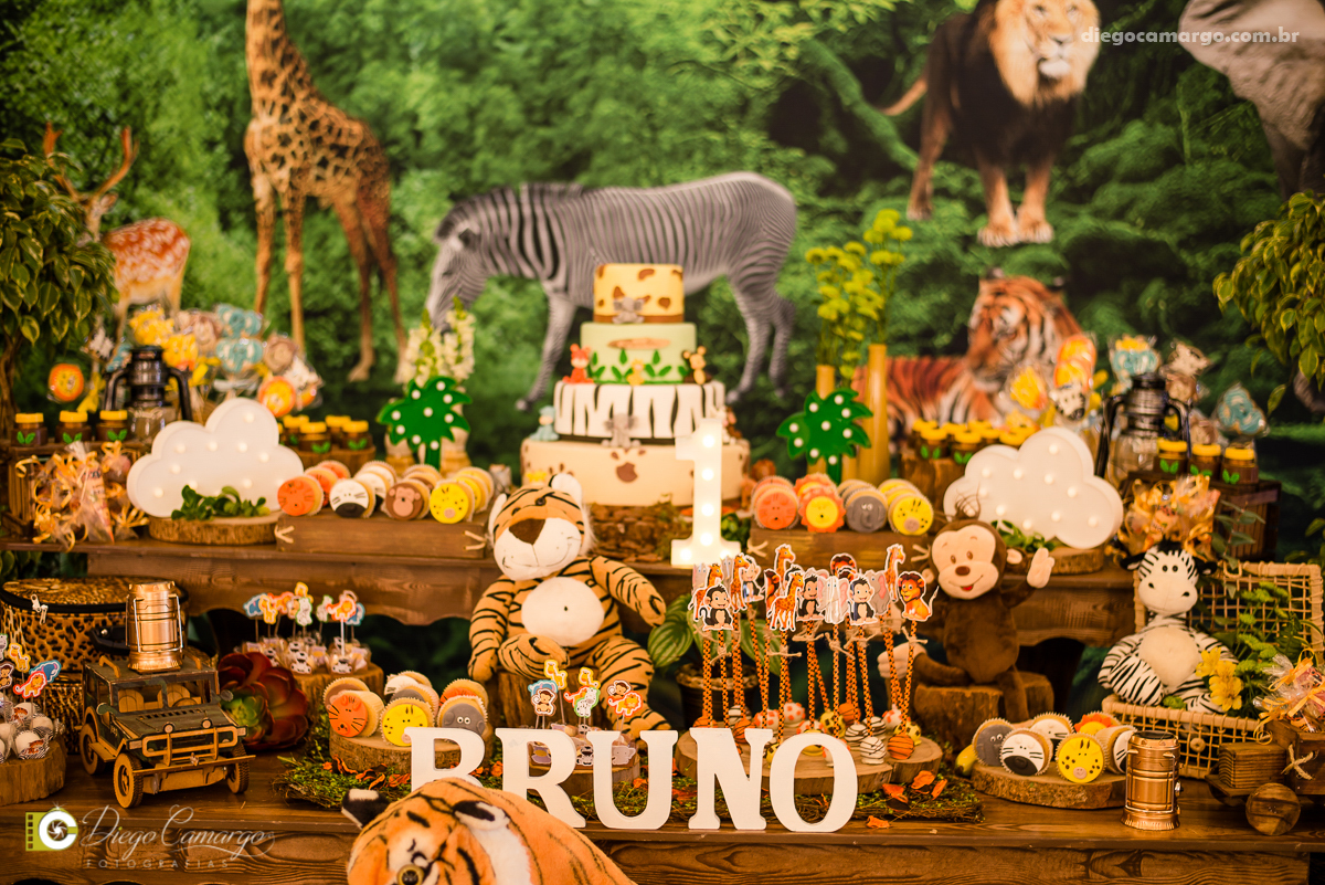 aniversário, bruno, espuleto, festa, decoração, caçador, selva, animais, floresta, brincadeira, bolo, docinhos, salgadinhos, 