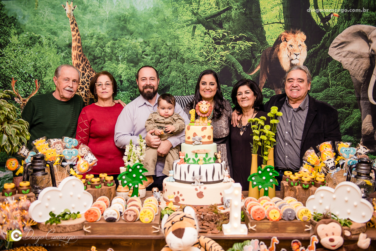 aniversário, bruno, espuleto, festa, decoração, caçador, selva, animais, floresta, brincadeira, bolo, docinhos, salgadinhos, 