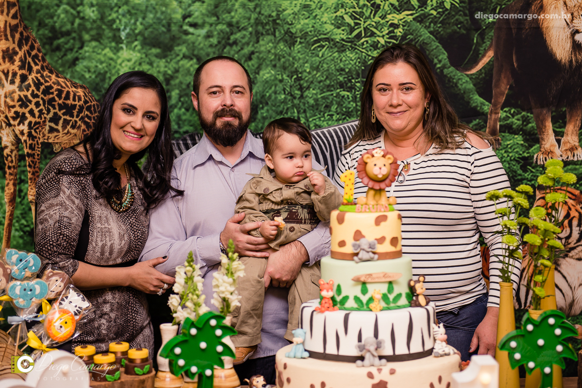 aniversário, bruno, espuleto, festa, decoração, caçador, selva, animais, floresta, brincadeira, bolo, docinhos, salgadinhos, 