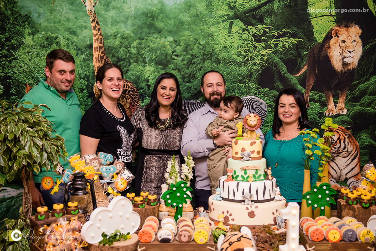 aniversário, bruno, espuleto, festa, decoração, caçador, selva, animais, floresta, brincadeira, bolo, docinhos, salgadinhos, 