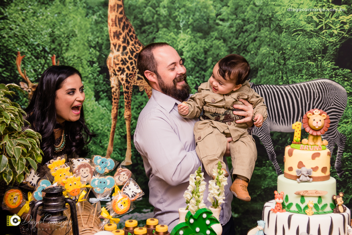 aniversário, bruno, espuleto, festa, decoração, caçador, selva, animais, floresta, brincadeira, bolo, docinhos, salgadinhos, 