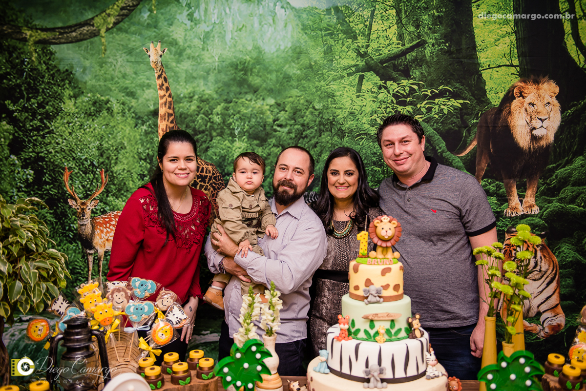 aniversário, bruno, espuleto, festa, decoração, caçador, selva, animais, floresta, brincadeira, bolo, docinhos, salgadinhos, 
