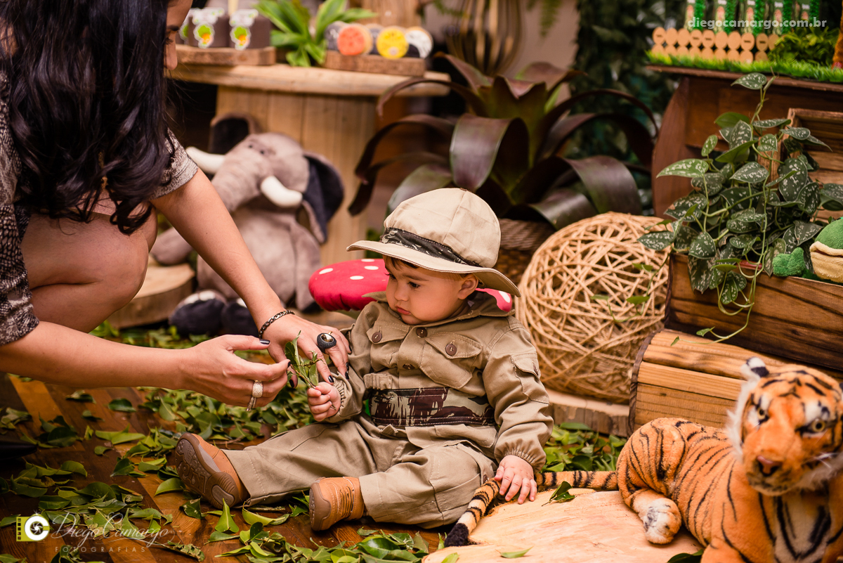 aniversário, bruno, espuleto, festa, decoração, caçador, selva, animais, floresta, brincadeira, bolo, docinhos, salgadinhos, 