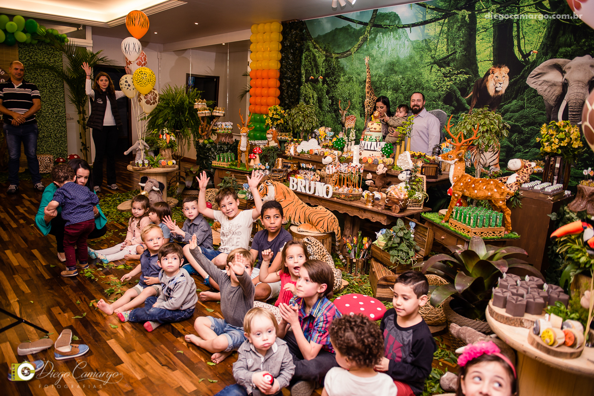 aniversário, bruno, espuleto, festa, decoração, caçador, selva, animais, floresta, brincadeira, bolo, docinhos, salgadinhos, 