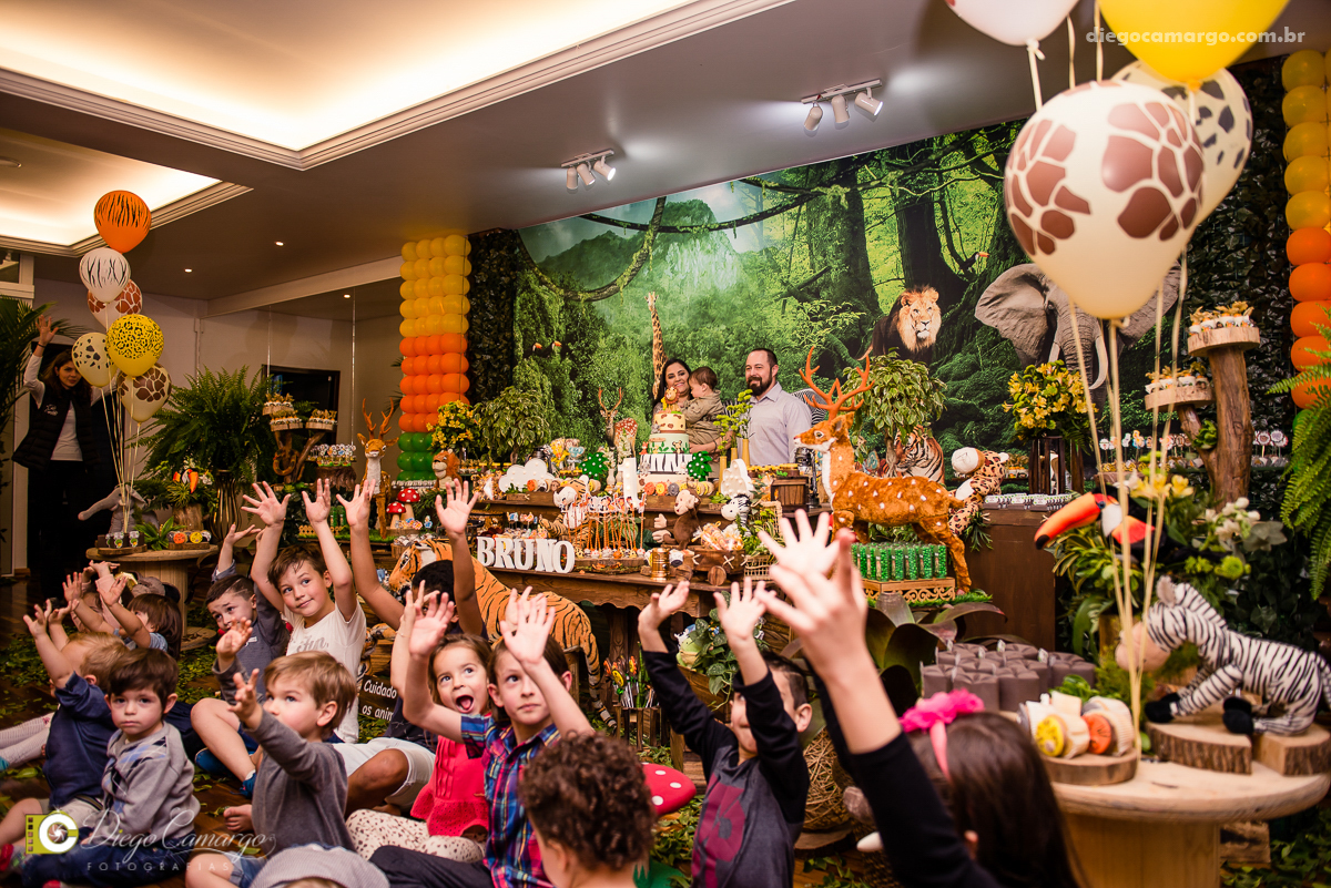 aniversário, bruno, espuleto, festa, decoração, caçador, selva, animais, floresta, brincadeira, bolo, docinhos, salgadinhos, 
