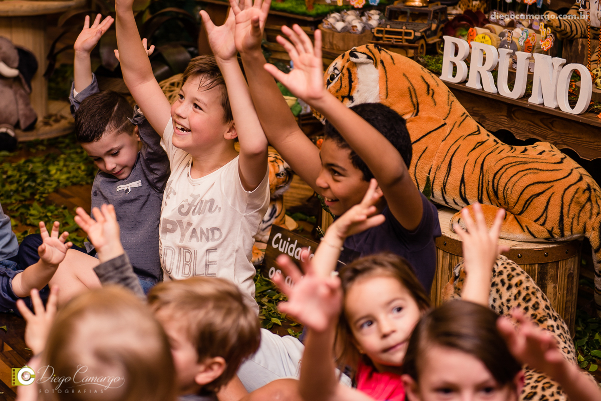 aniversário, bruno, espuleto, festa, decoração, caçador, selva, animais, floresta, brincadeira, bolo, docinhos, salgadinhos, 