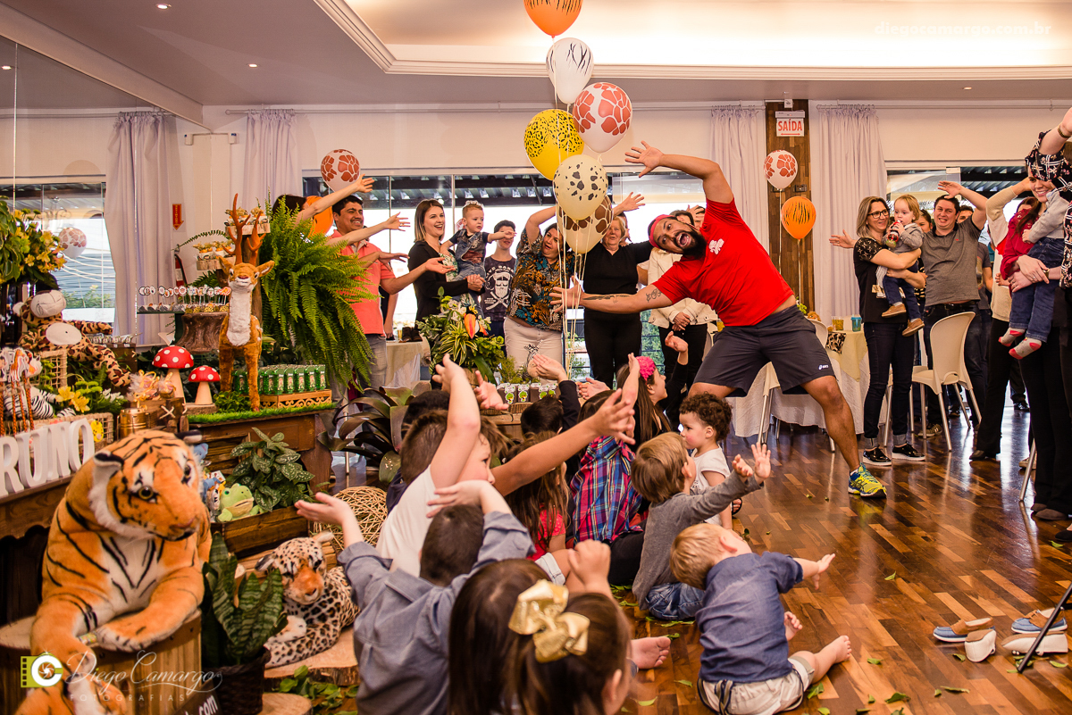 aniversário, bruno, espuleto, festa, decoração, caçador, selva, animais, floresta, brincadeira, bolo, docinhos, salgadinhos, 