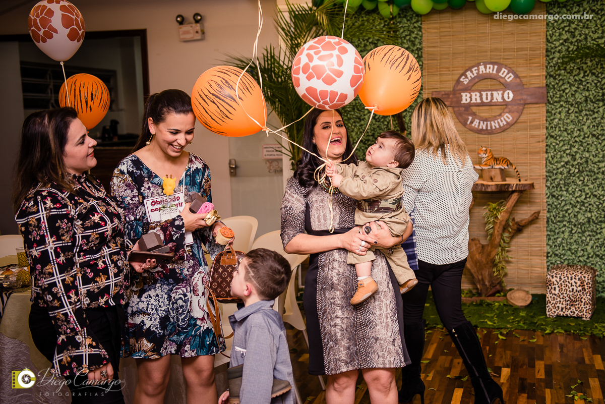 aniversário, bruno, espuleto, festa, decoração, caçador, selva, animais, floresta, brincadeira, bolo, docinhos, salgadinhos, 