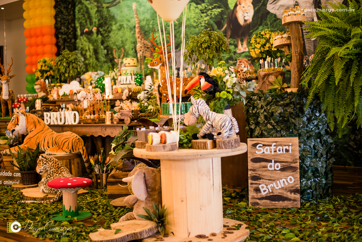 aniversário, bruno, espuleto, festa, decoração, caçador, selva, animais, floresta, brincadeira, bolo, docinhos, salgadinhos, 