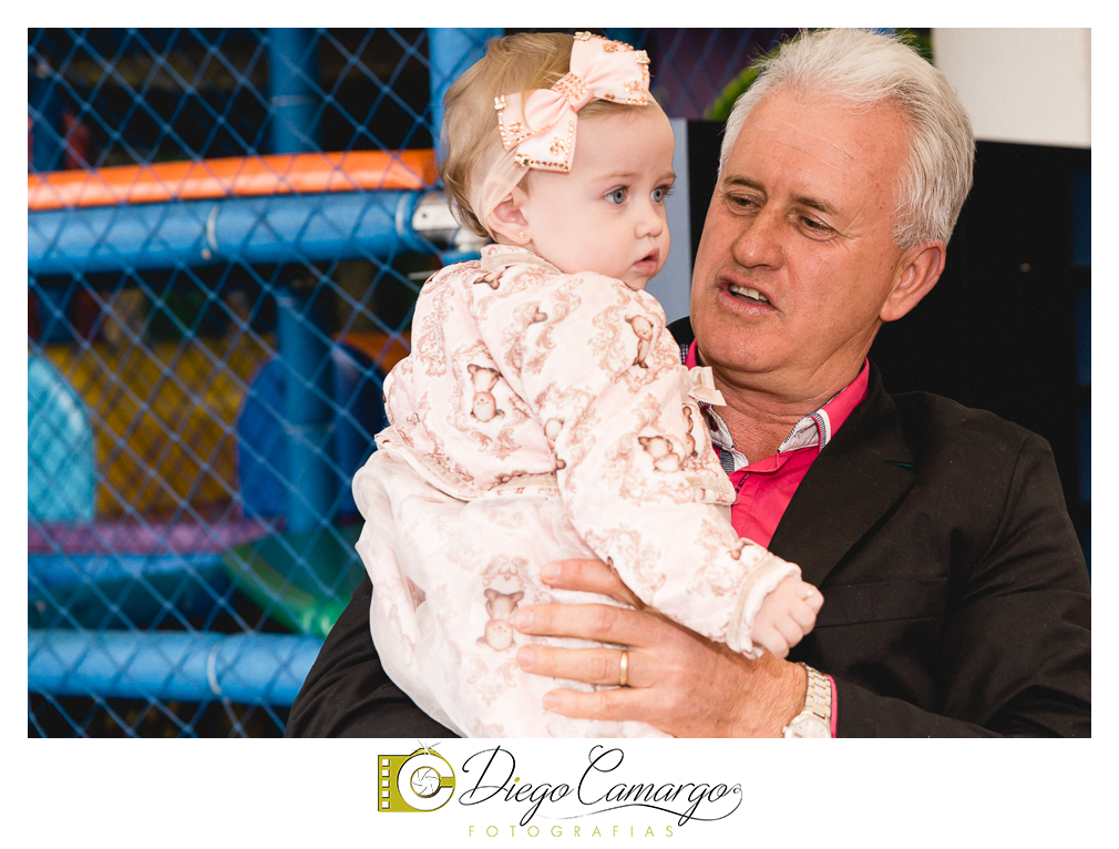 Quem comemorou seu primeiro aninho de vida foi a Rafaela. Parabéns papai Tobias e a mamãe Mariana pela linda família. Que vocês sejam muito felizes e que a Rafaela tenha muita saúde, alegria, paz  e força para supe