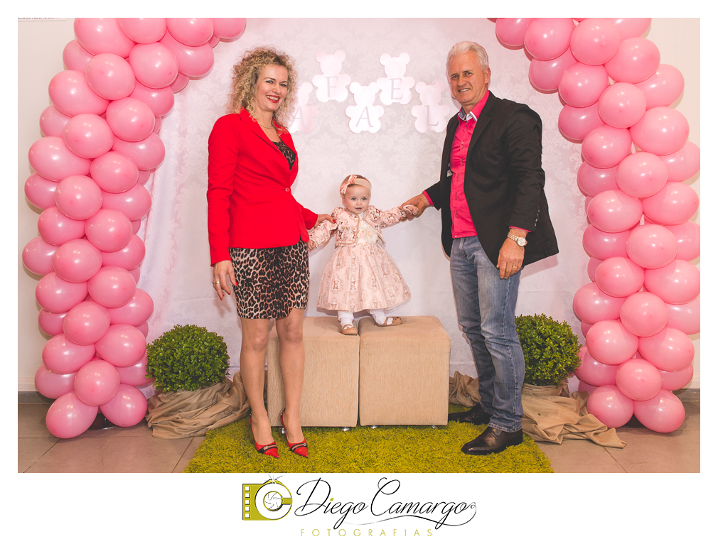 Quem comemorou seu primeiro aninho de vida foi a Rafaela. Parabéns papai Tobias e a mamãe Mariana pela linda família. Que vocês sejam muito felizes e que a Rafaela tenha muita saúde, alegria, paz  e força para supe