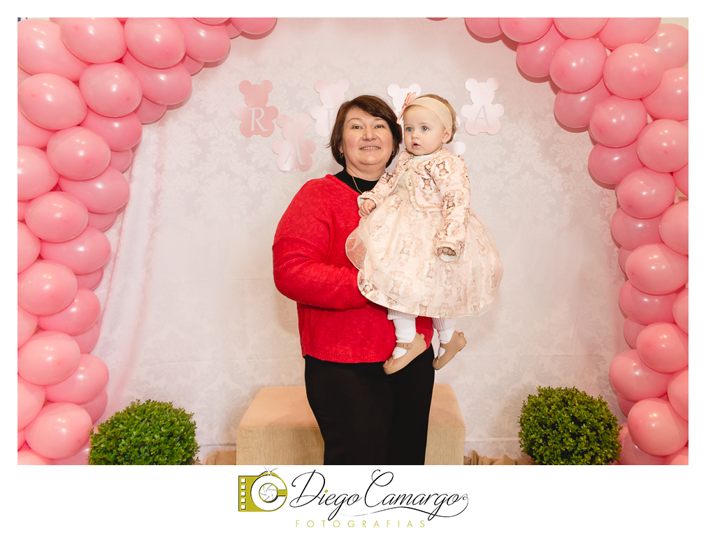 Quem comemorou seu primeiro aninho de vida foi a Rafaela. Parabéns papai Tobias e a mamãe Mariana pela linda família. Que vocês sejam muito felizes e que a Rafaela tenha muita saúde, alegria, paz  e força para supe