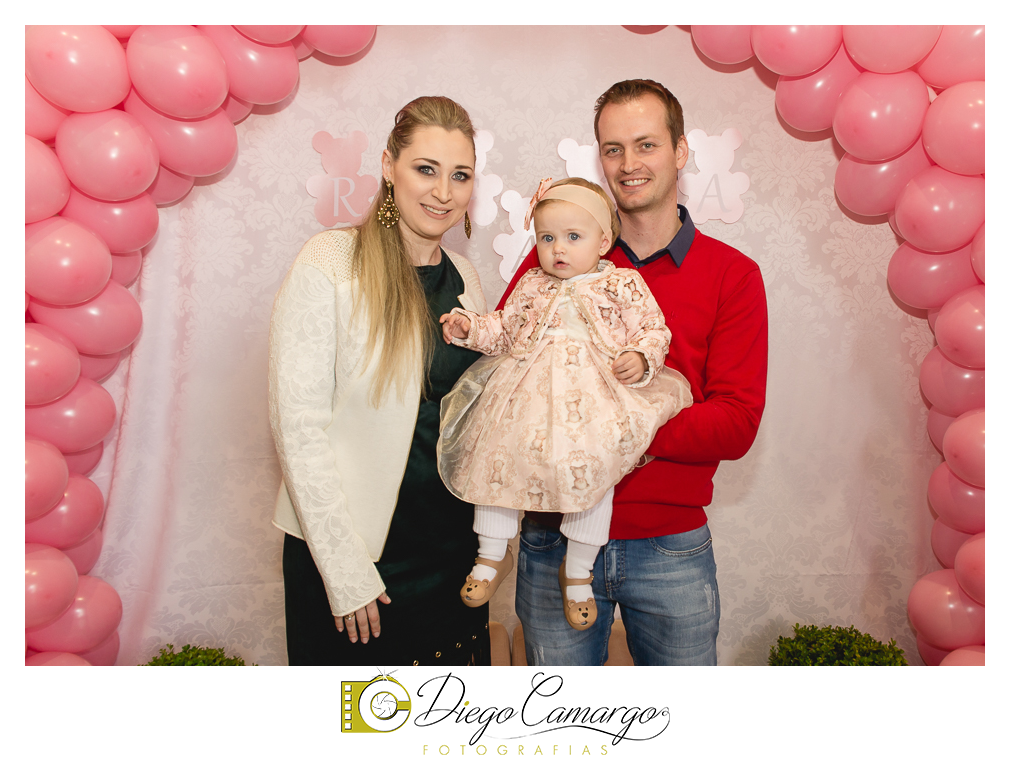 Quem comemorou seu primeiro aninho de vida foi a Rafaela. Parabéns papai Tobias e a mamãe Mariana pela linda família. Que vocês sejam muito felizes e que a Rafaela tenha muita saúde, alegria, paz  e força para supe