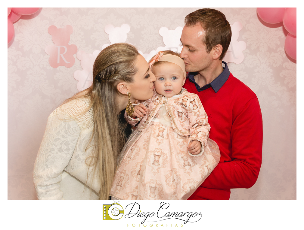 Quem comemorou seu primeiro aninho de vida foi a Rafaela. Parabéns papai Tobias e a mamãe Mariana pela linda família. Que vocês sejam muito felizes e que a Rafaela tenha muita saúde, alegria, paz  e força para supe