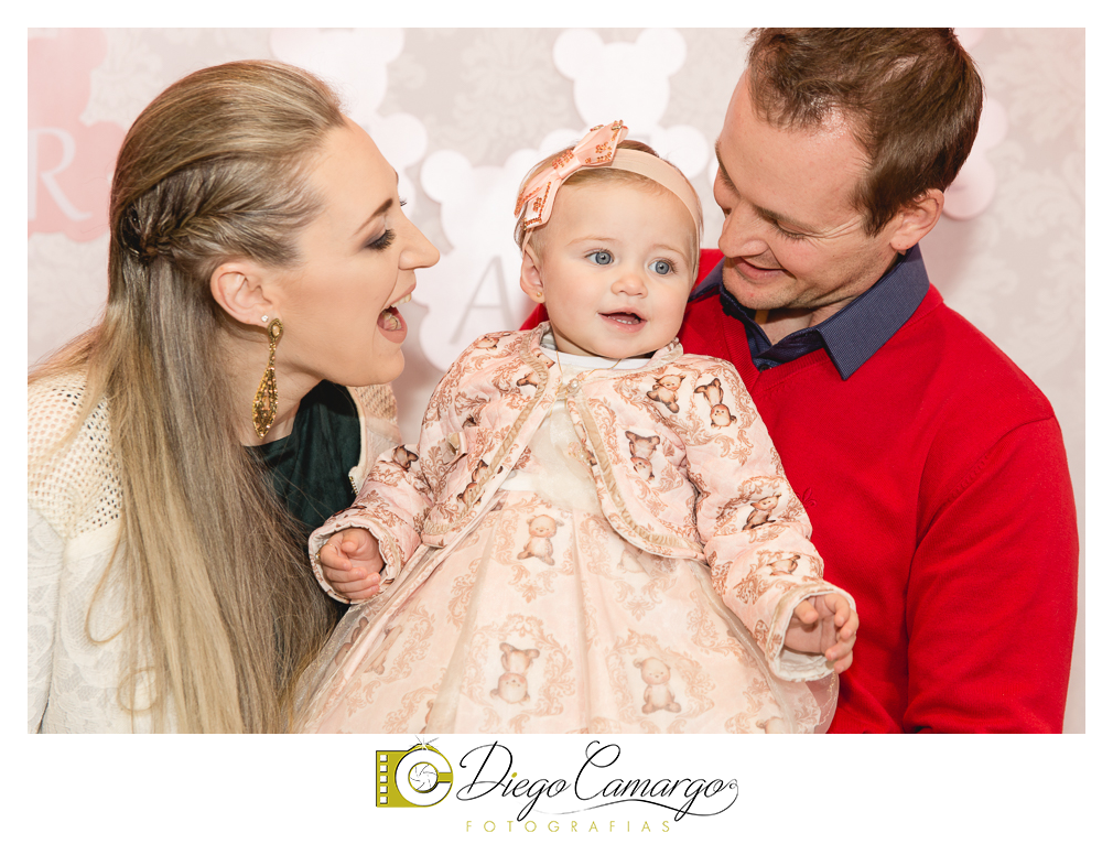 Quem comemorou seu primeiro aninho de vida foi a Rafaela. Parabéns papai Tobias e a mamãe Mariana pela linda família. Que vocês sejam muito felizes e que a Rafaela tenha muita saúde, alegria, paz  e força para supe