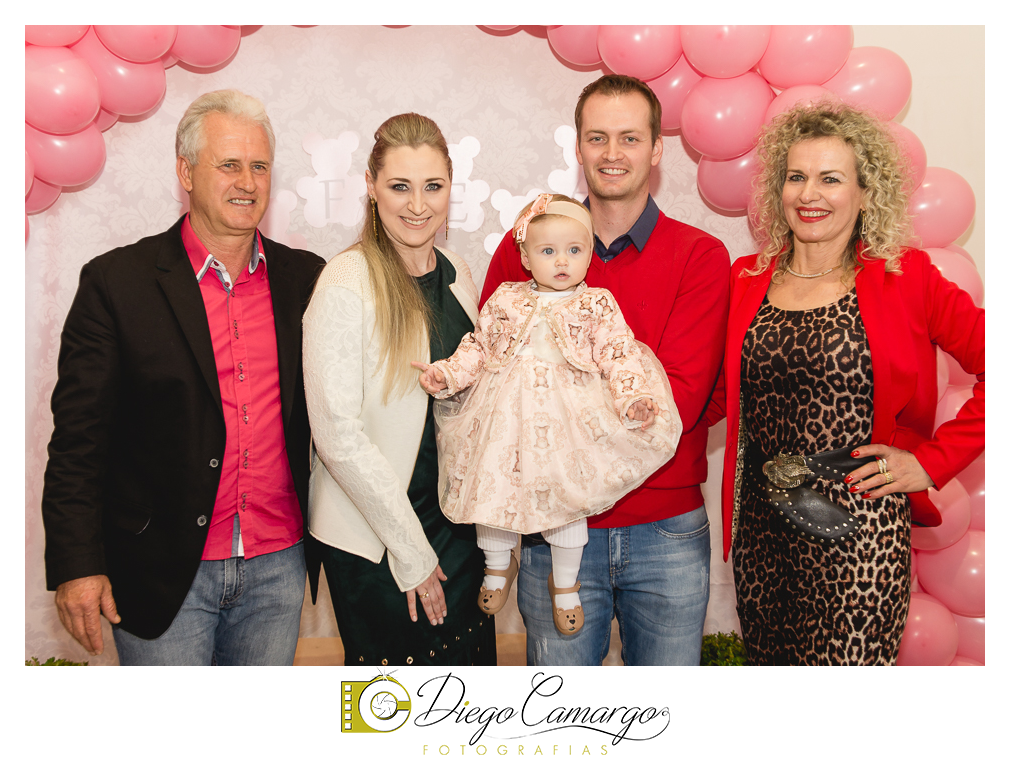 Quem comemorou seu primeiro aninho de vida foi a Rafaela. Parabéns papai Tobias e a mamãe Mariana pela linda família. Que vocês sejam muito felizes e que a Rafaela tenha muita saúde, alegria, paz  e força para supe