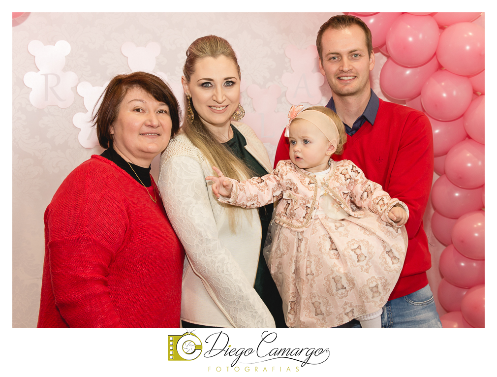 Quem comemorou seu primeiro aninho de vida foi a Rafaela. Parabéns papai Tobias e a mamãe Mariana pela linda família. Que vocês sejam muito felizes e que a Rafaela tenha muita saúde, alegria, paz  e força para supe