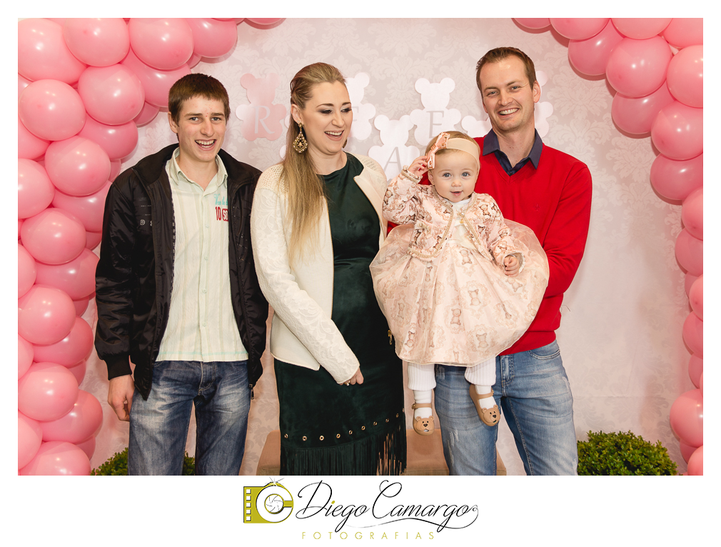 Quem comemorou seu primeiro aninho de vida foi a Rafaela. Parabéns papai Tobias e a mamãe Mariana pela linda família. Que vocês sejam muito felizes e que a Rafaela tenha muita saúde, alegria, paz  e força para supe