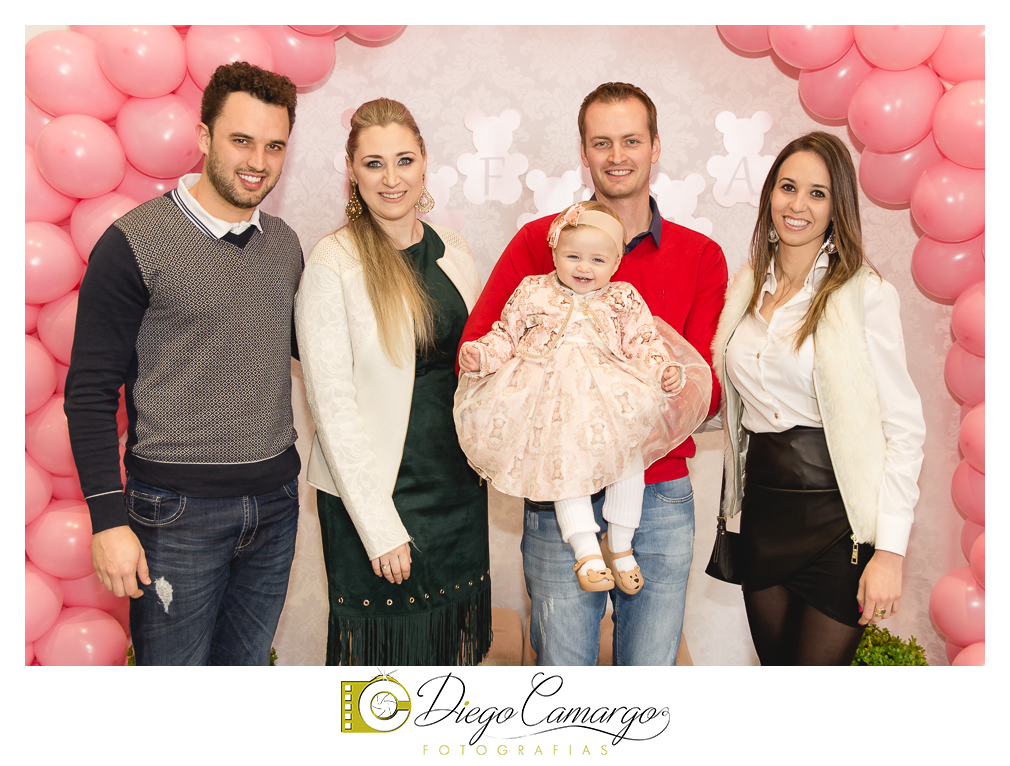 Quem comemorou seu primeiro aninho de vida foi a Rafaela. Parabéns papai Tobias e a mamãe Mariana pela linda família. Que vocês sejam muito felizes e que a Rafaela tenha muita saúde, alegria, paz  e força para supe