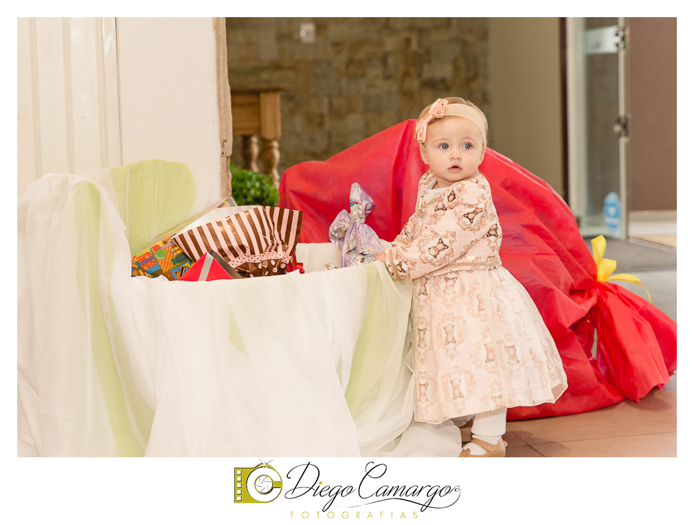 Quem comemorou seu primeiro aninho de vida foi a Rafaela. Parabéns papai Tobias e a mamãe Mariana pela linda família. Que vocês sejam muito felizes e que a Rafaela tenha muita saúde, alegria, paz  e força para supe