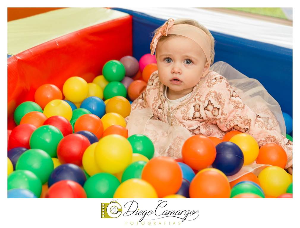 Quem comemorou seu primeiro aninho de vida foi a Rafaela. Parabéns papai Tobias e a mamãe Mariana pela linda família. Que vocês sejam muito felizes e que a Rafaela tenha muita saúde, alegria, paz  e força para supe